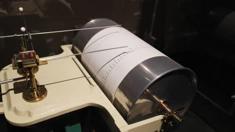 seismograph, der seismische aktivität in einer museumsausstellung aufzeichnet