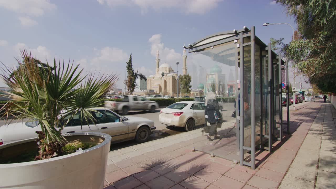 fermata dell'autobus con la bellissima moschea jalil khayat ad erbil, in iraq