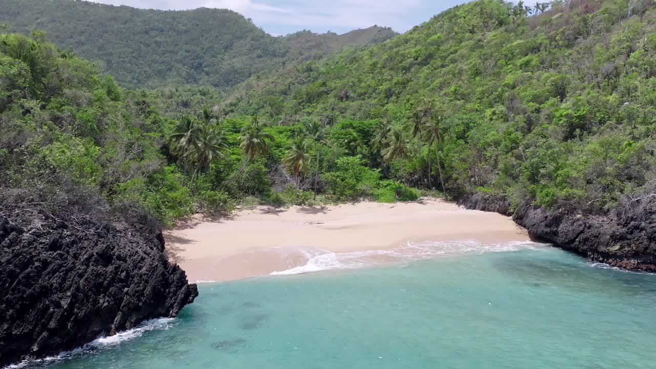 olas que se estrellan hacia la orilla de playa onda samana en la república dominicana - drone shot