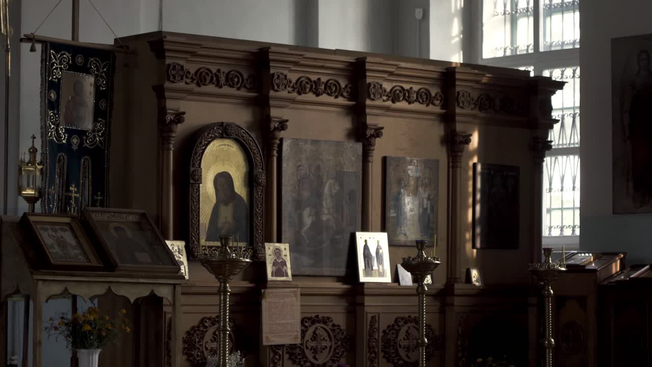 아이콘 과 불 을 가진 정교회 교회 내부