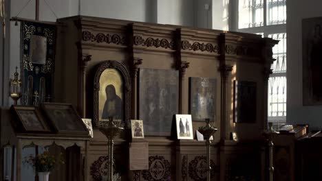 interior de la iglesia ortodoxa con iconos y velas