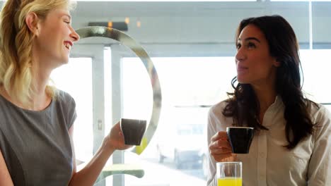 Zwei-Lächelnde-Frauen,-Die-Kaffee-Trinken