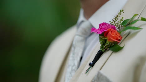 Nahaufnahme-Des-Bräutigamanzugs-In-4K-Auflösung-Mit-Hellen-Boutonniere-Knopfloch-Revers-Blumenmustern,-Porträt-Hochzeitsvideografie,-Zeitlupe