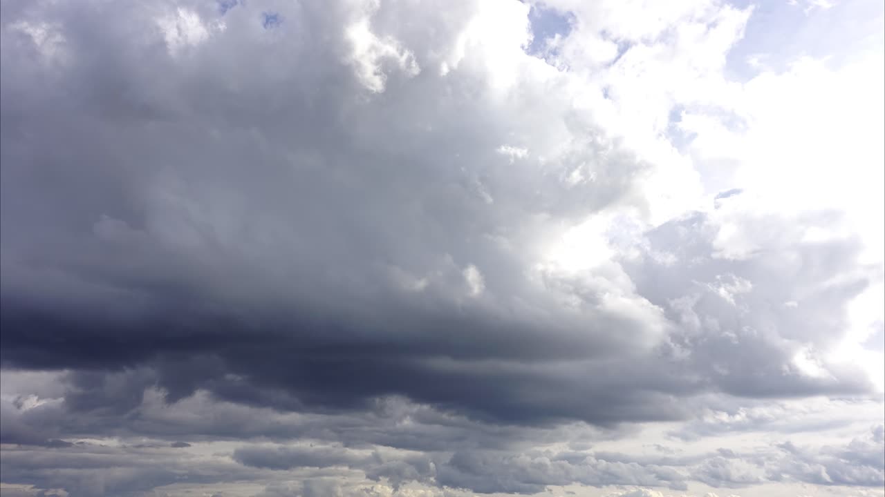 Awan di langit. Rekaman gerakan awan. Selang waktu