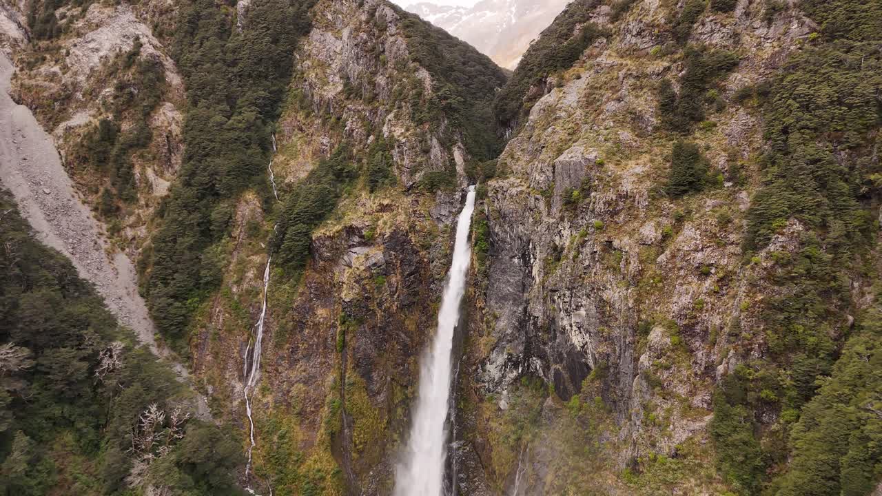 Ripresa con drone della cascata Devils Punchbowl ad Arthurs Pass, Nuova Zelanda, in avvicinamento