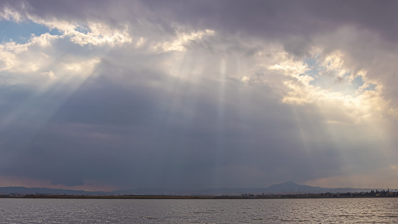바다 위의 구름이 가득한 하늘의 타임  ⁇ 스