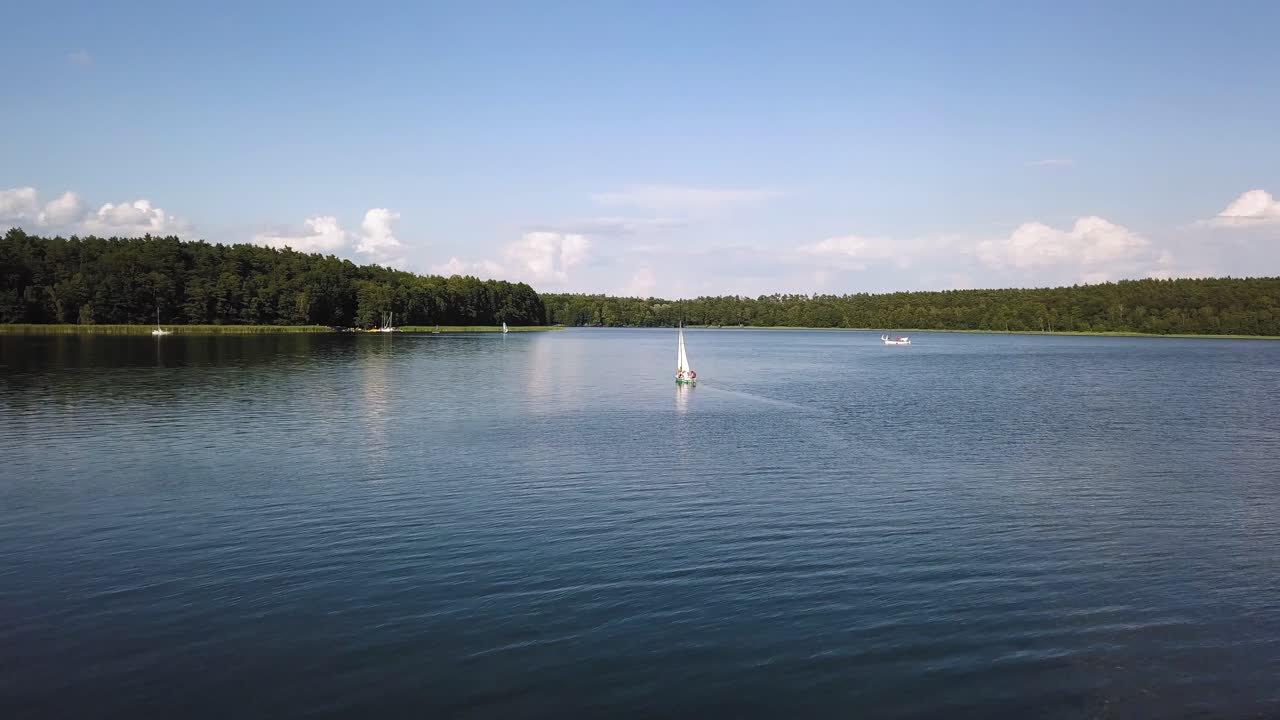 폴란드 여름. 호수 근처에서 폴란드 휴가
