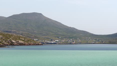 disparado de las aguas turquesas alrededor de castlebay en la isla de barra