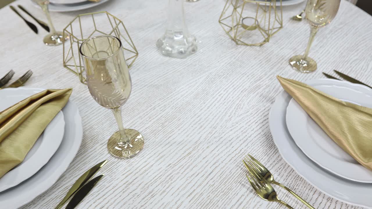 sirviendo en el estilo dorado de una mesa redonda en cuatro