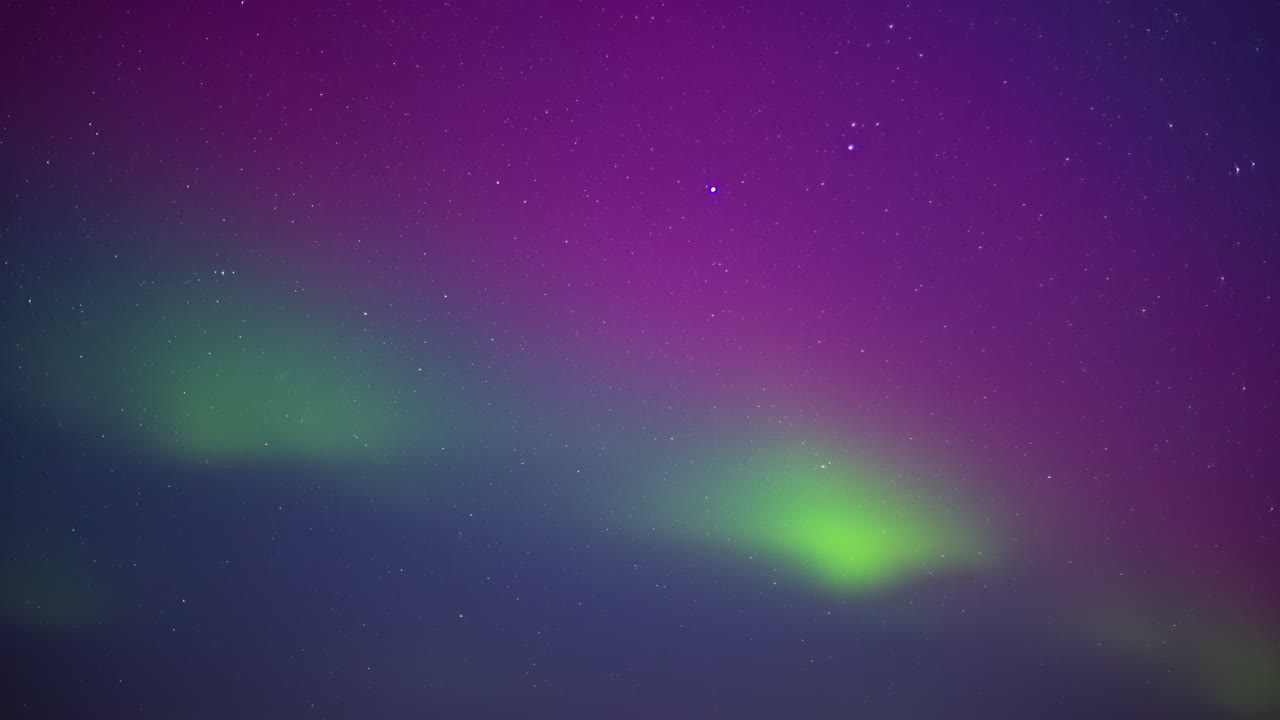 별들과 북극광의 생동감 넘치는 색 ⁇  - 하늘은 시간의 흐름만