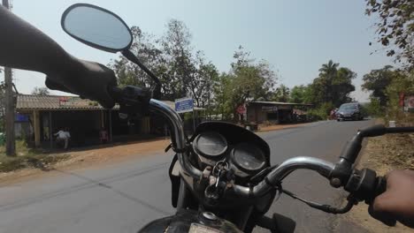 paseo en bicicleta en malvan árboles verdes sur de la india hermoso camino