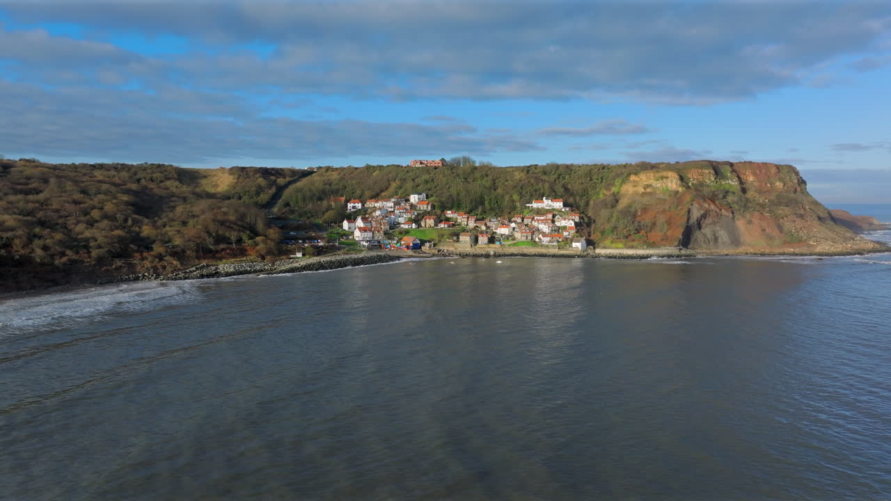 estableciendo una toma de avión no tripulado de la aldea de runswick bay y el paisaje de yorkshire