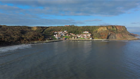 Establecimiento-De-Una-Toma-Con-Drones-Del-Pueblo-Y-El-Paisaje-De-La-Bahía-De-Runswick,-Yorkshire