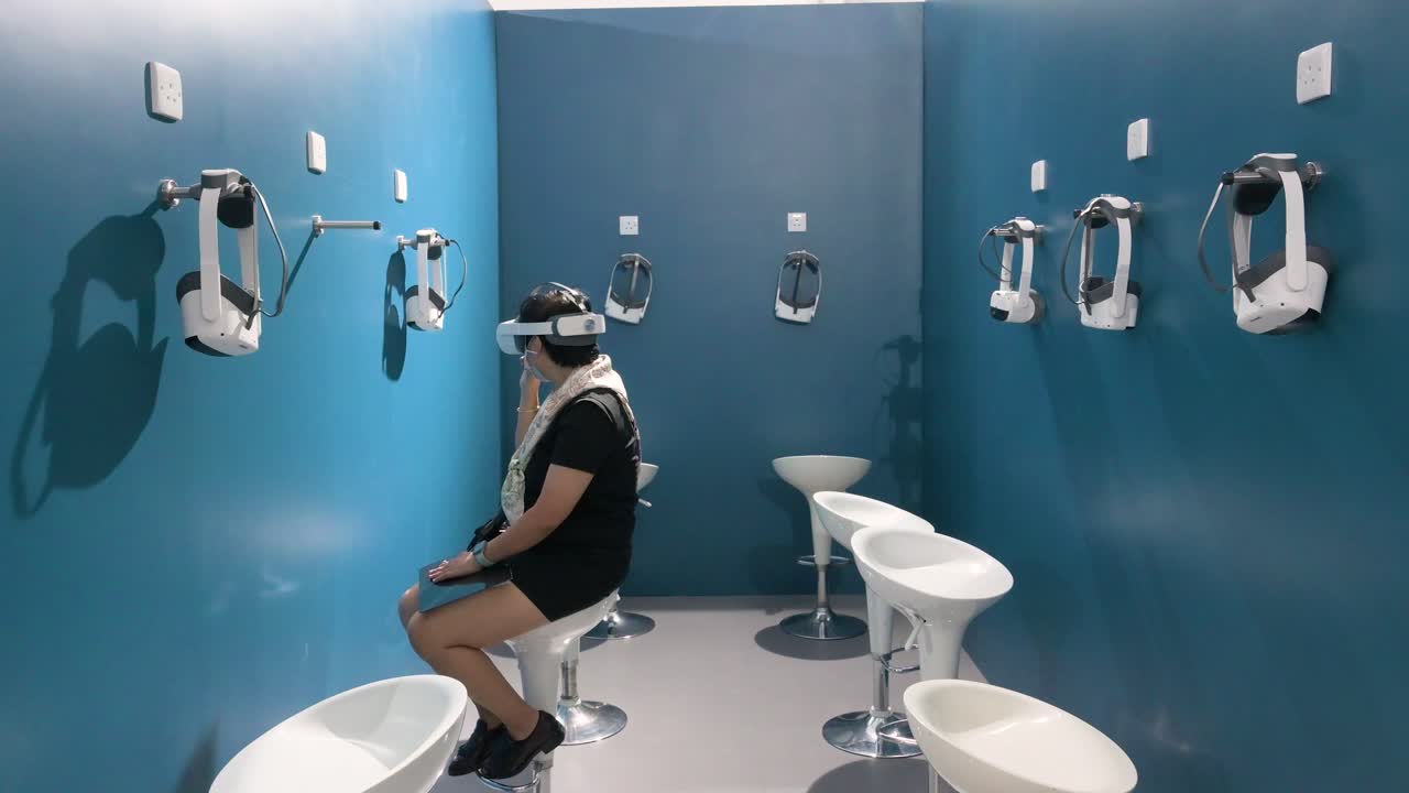 un visitante usa un auricular de realidad virtual para experimentar un simulador de aventura inmersivo