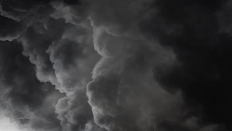 Se-Estaba-Produciendo-Una-Tormenta-Eléctrica-De-4k-Dentro-De-La-Nube-De-Cúmulos-Oscuros-Que-Se-Acercaba