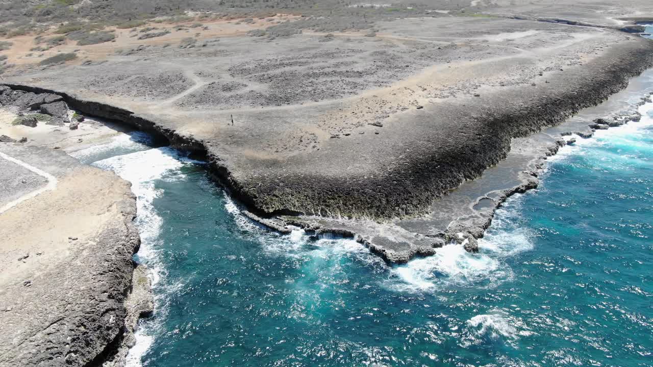 el parque nacional de shete boka en curaçao con olas duras, vista aérea