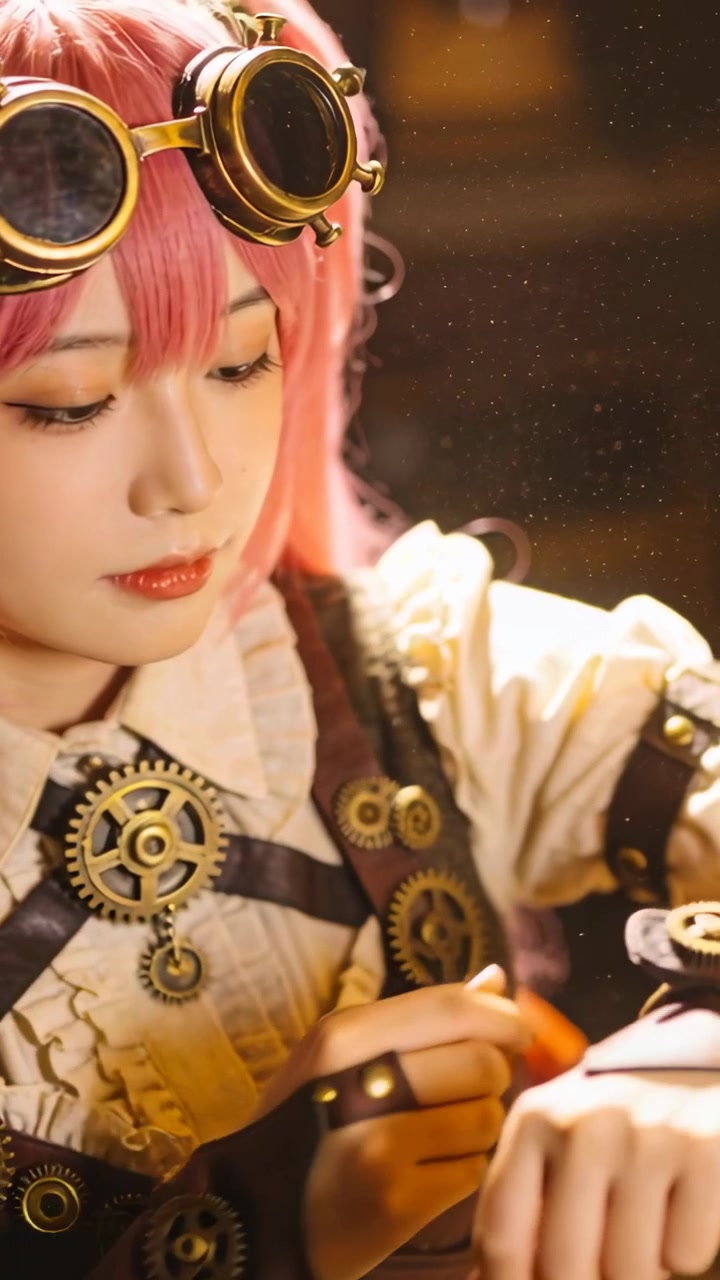 Video verticale: Guardando in basso, cosplayer con parrucca rosa che sistema il polsino in studio, con occhiali protettivi