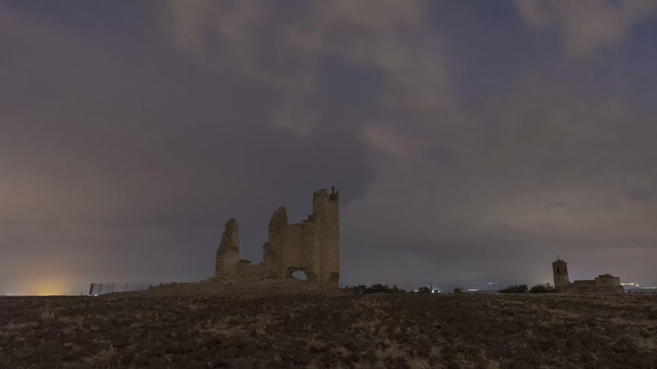 ruinas del castillo contra el cielo tormentoso