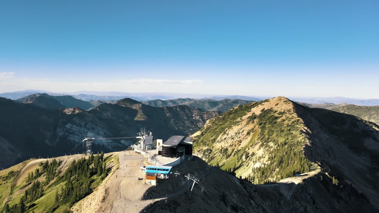 snowbird resort de esquí en utah en la cima de una montaña en un soleado día de verano