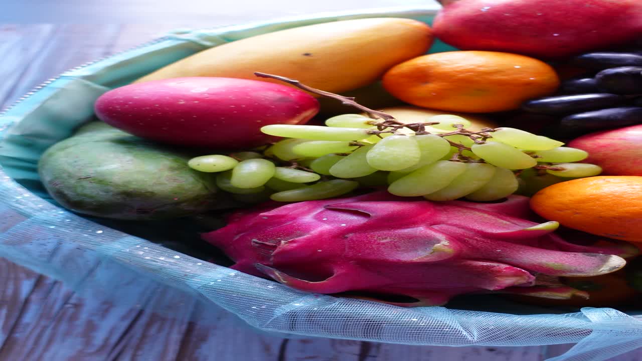 una variedad de frutas coloridas en una canasta