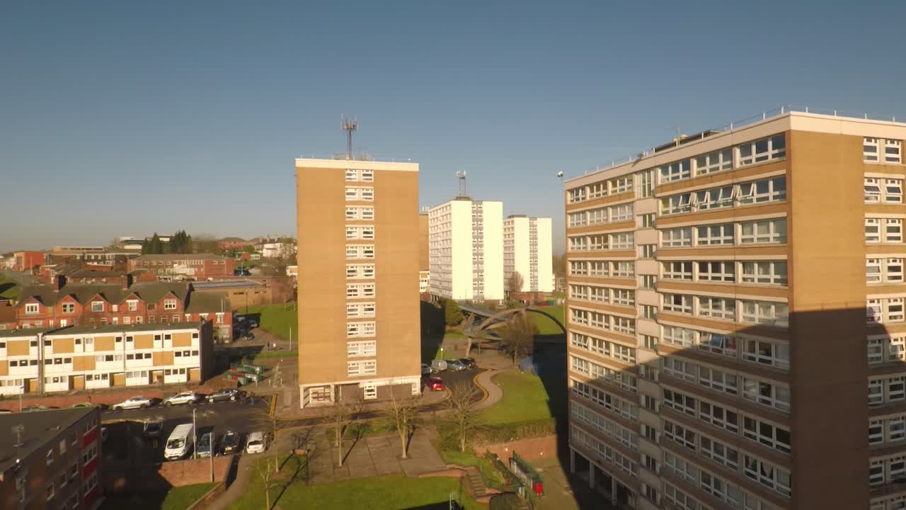 vista de imágenes aéreas de torres de gran altura, pisos construidos en la ciudad de stoke on trent para acomodar a la creciente población, crisis de vivienda del ayuntamiento, vivienda para inmigrantes