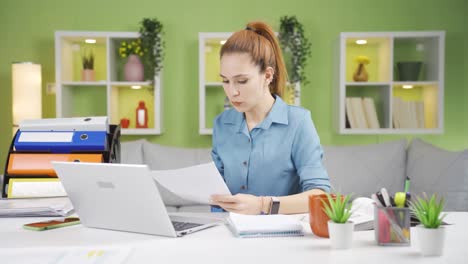 mujer de negocios asistiendo a una reunión de negocios en video en línea.