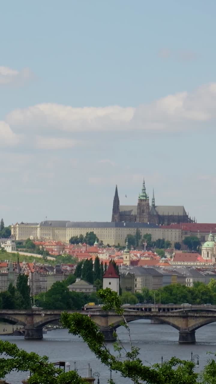 Panorama urbano di Praga visto da lontano