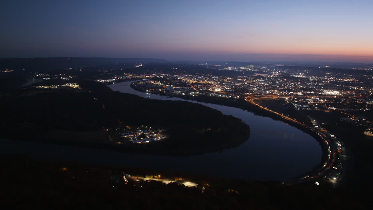 timelapse de la curva del río tennessee en chattanooga, tennessee durante el amanecer con el tráfico en la i-24