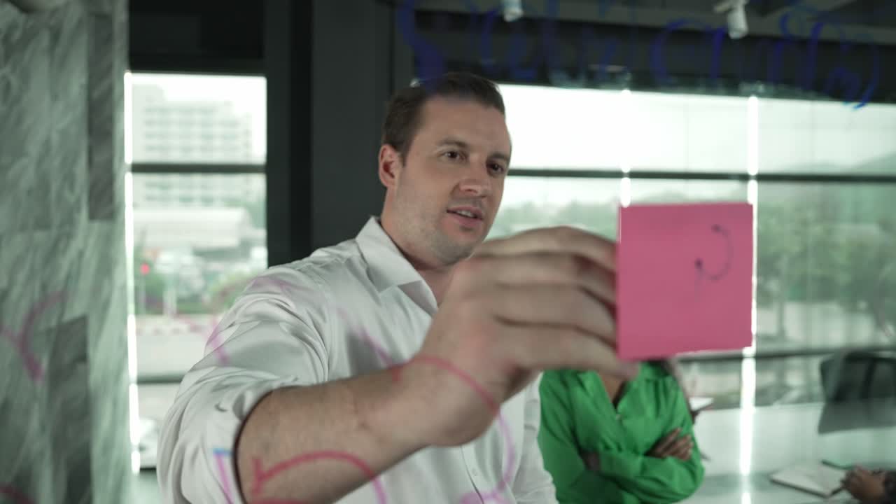 un hábil hombre de negocios presenta una idea de marketing al gerente de proyecto.