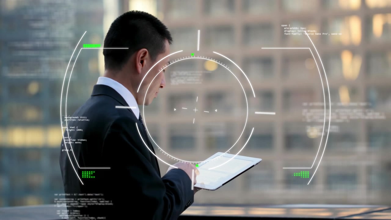 Animazione di cerchi e linguaggio informatico su un uomo d'affari asiatico che usa un tablet digitale in ufficio