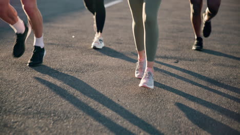 Menschen,-Beine-Und-Laufen-Auf-Der-Straße-Beim-Training