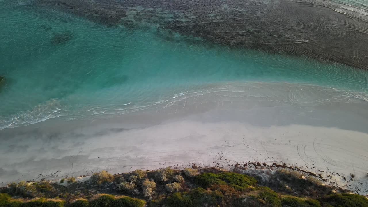 puestas de sol en la hora dorada a lo largo de las playas de arena blanca