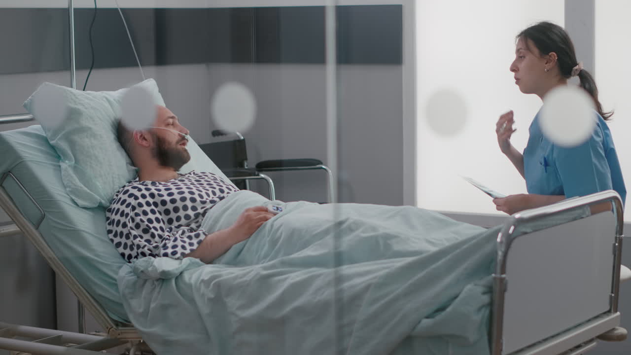 enfermera médica explicando la radiografía de huesos a un hombre enfermo hospitalizado