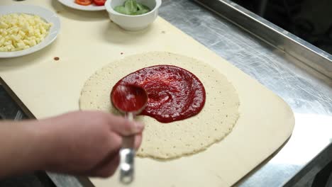 haciendo pizza