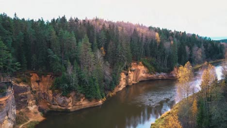 Klippen-Von-Erglu-Und-Tolle-Aussicht-Auf-Den-Fluss-Gauja-Cesis,-Lettland