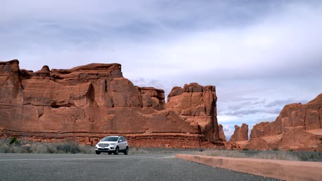 Landschaftlich-Reizvolle-Fahrt-Im-Arches-National-Park