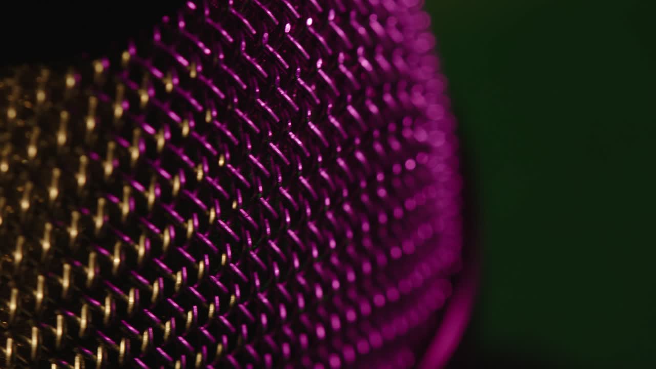 tapa superior de la rejilla del micrófono en púrpura en la pantalla de la mesa giratoria