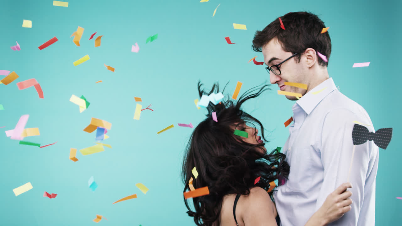 섹시한 인도 여성이 괴짜 남자와 춤을 추고 있는 느린 동작 파티 사진 부스