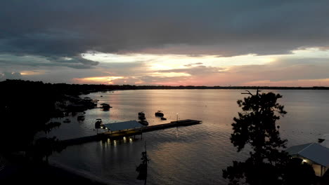 Sonnenuntergang-Am-See-Mit-Pier-Drohnenaufnahme