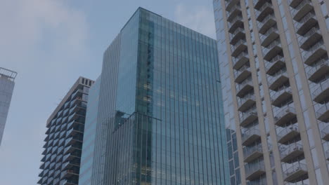panorámica hasta un edificio alto de cristal en austin, texas