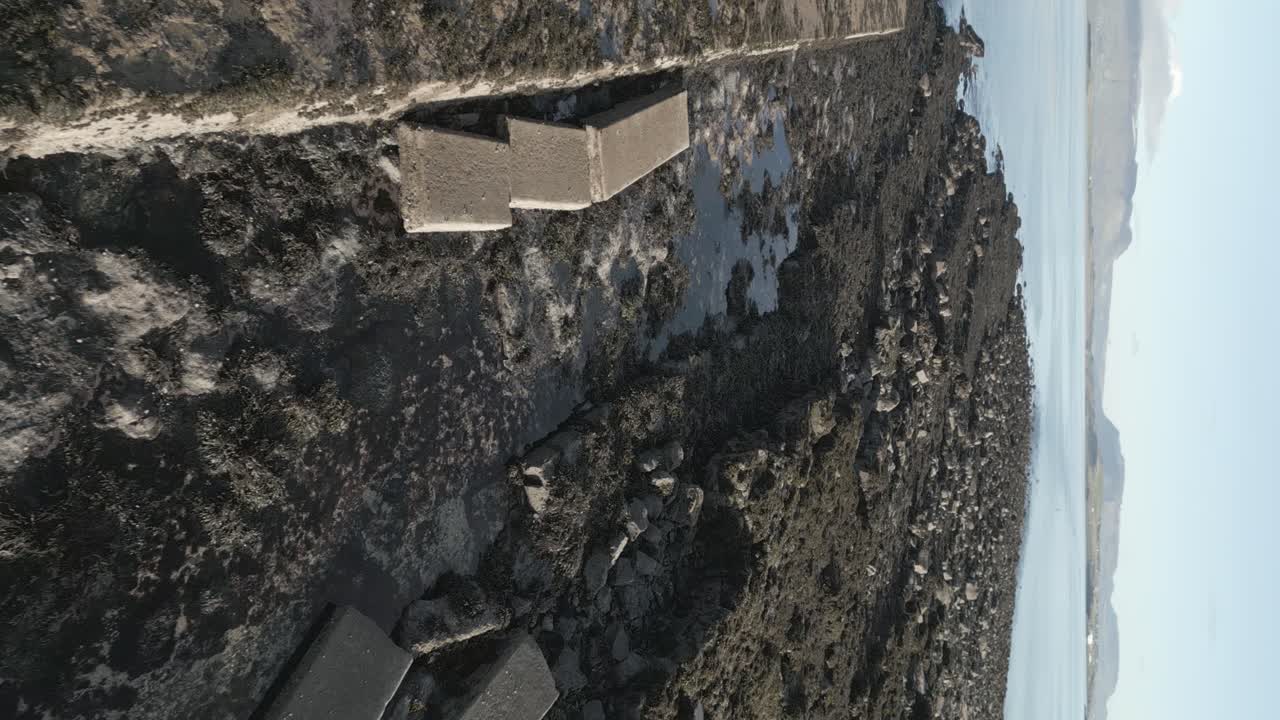 공중을 쫓는 등대 모험 근처의 해안선을 따라 달리는 남자