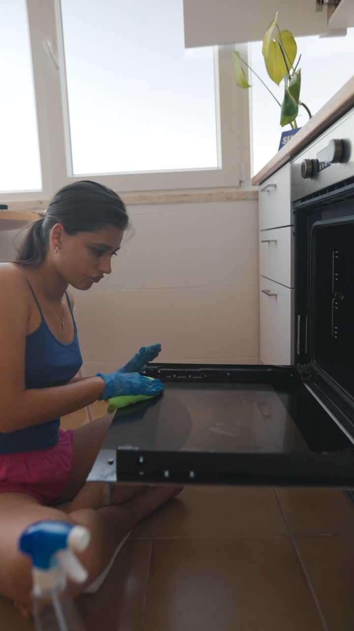 Donna che pulisce il forno