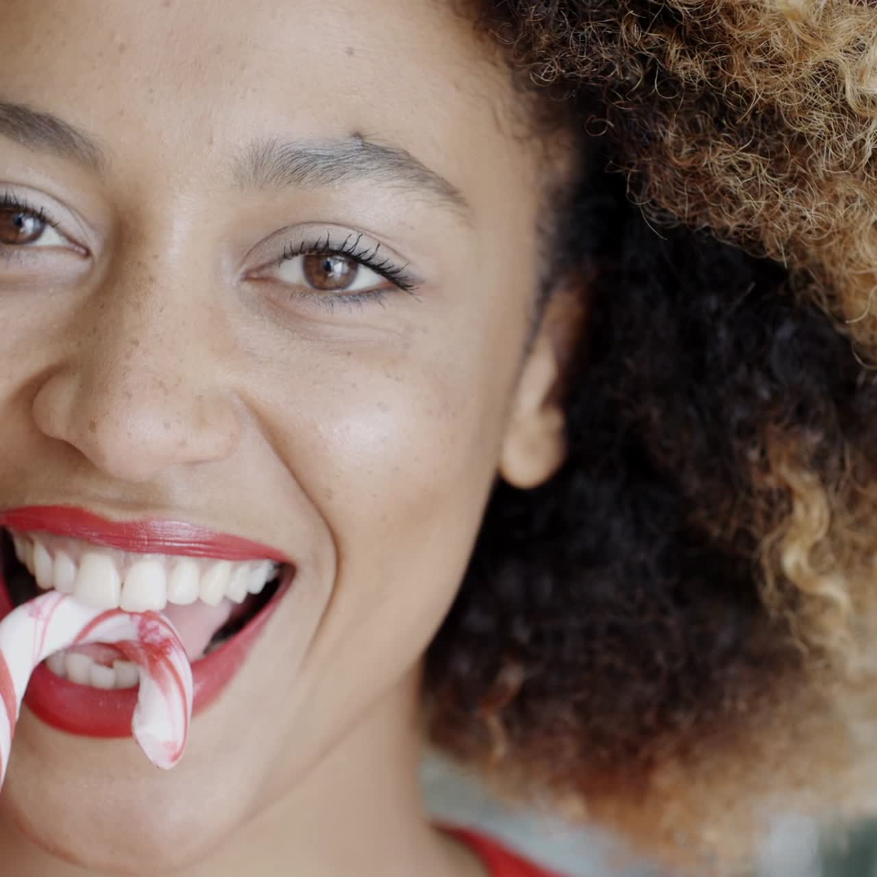 divertido, mujer joven, morder, navidad, bastón de caramelo