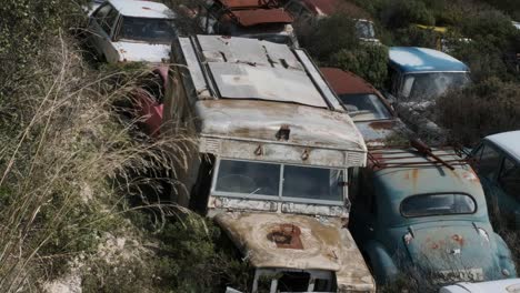 Close-up-of-old-rusted-antique-cars-in-a-junkyard