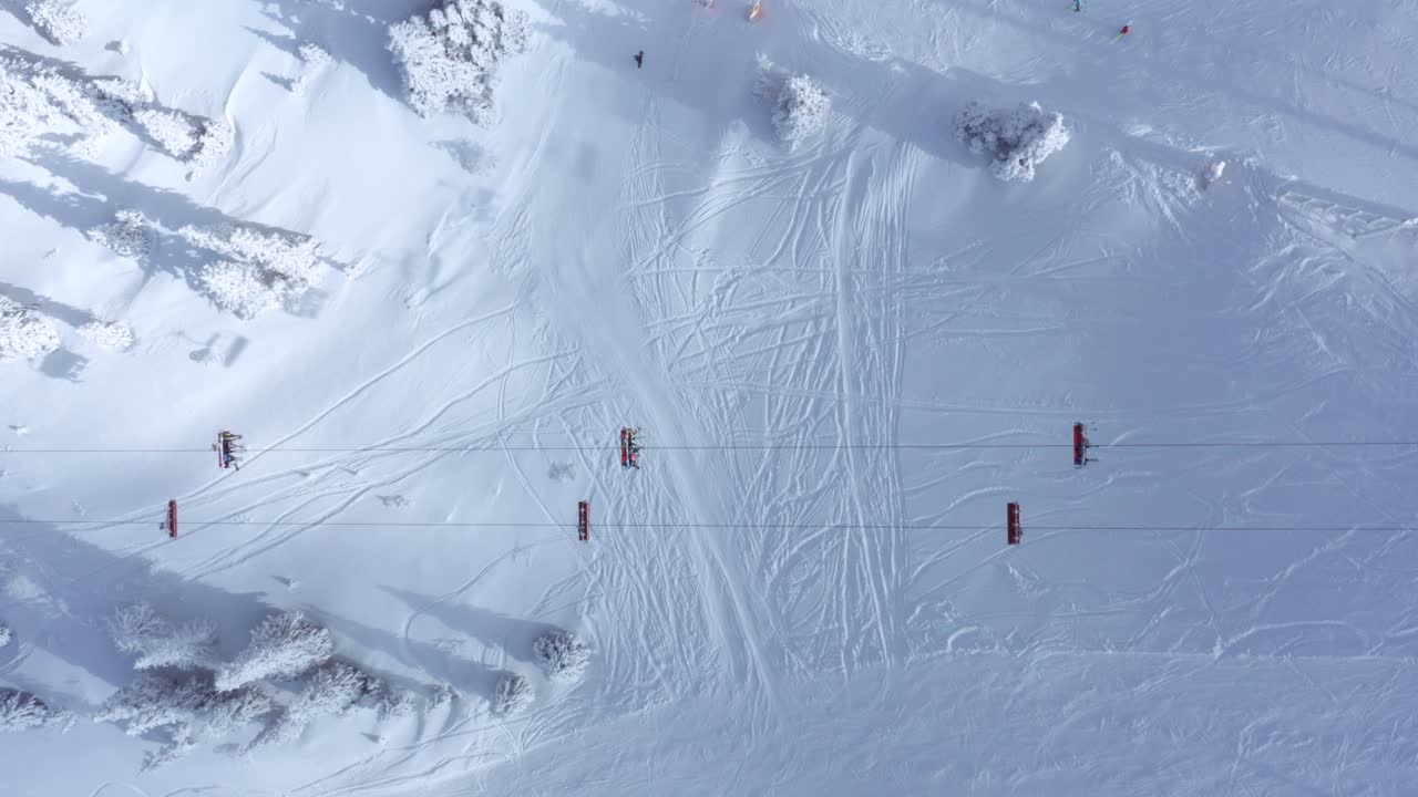 사람들과 스키 리프트가 있는 넓은 눈 덮인 언덕