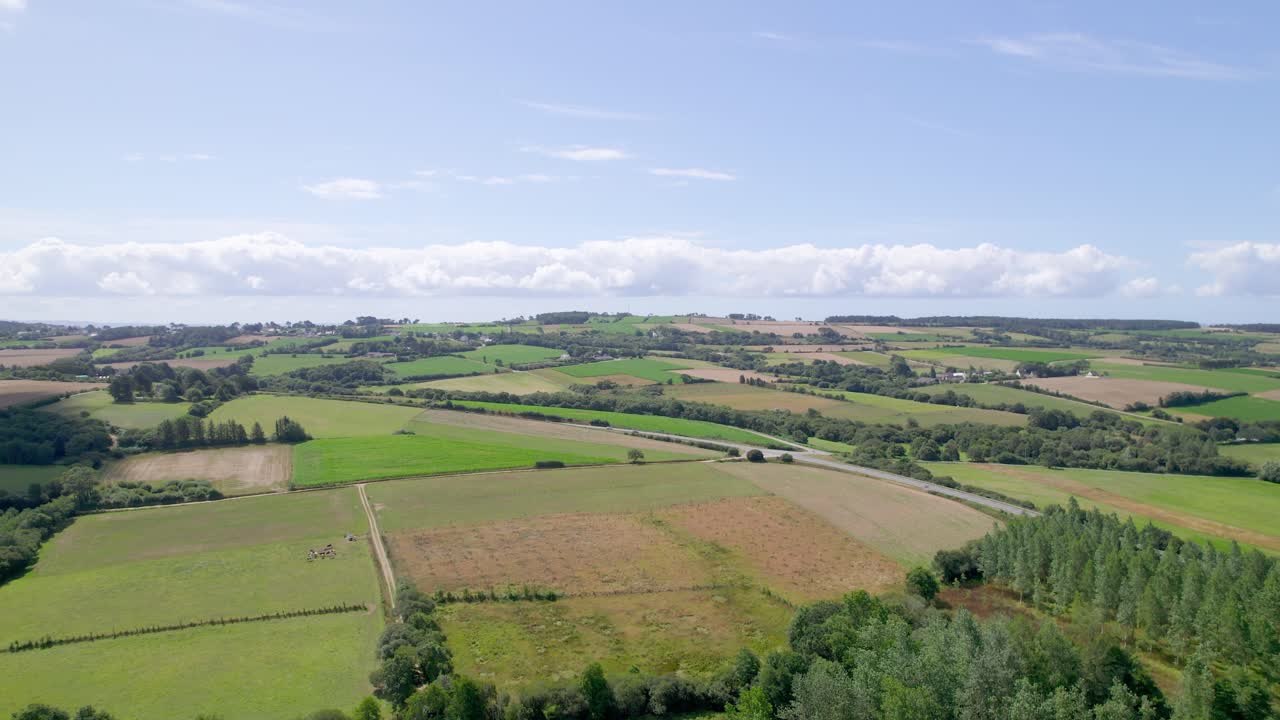 amplia vista panorámica del paisaje rural de bretaña en francia