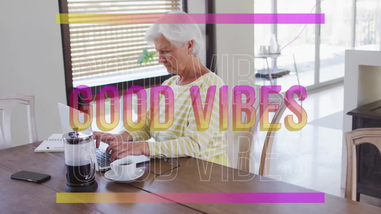 animación de buenas vibraciones texto en rosa sobre pensativa mujer mayor caucásica usando computadora portátil en casa