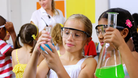 niños haciendo un experimento químico en el laboratorio