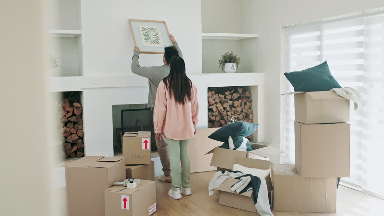 커플, 예술 및 새로운 집을 함께 장식