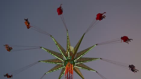 Ikonische-Sky-Flyer-Festival-Fahrt,-Hoch-In-Den-Himmel-Schwingend-Bei-Ekka-Brisbane,-Royal-Queensland-Show,-Australien